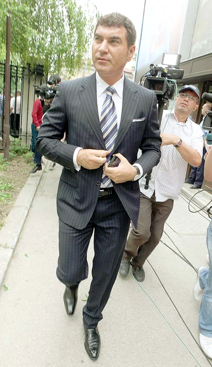 
    Mihaela Borcea, alături de gemenii Antonia şi Mihai (11 ani)  