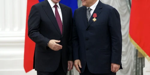 Iuri Lujkov (dreapta) decorat in 2016 de catre Vladimir Putin FOTO EPA-EFE