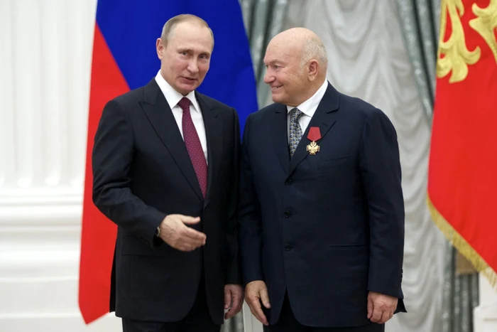 Iuri Lujkov (dreapta), decorat în 2016 la Kremlin de către Vladimir Putin FOTO EPA-EFE