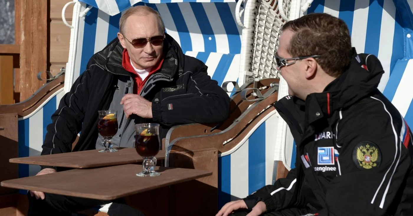 Vladimir Putin (stânga) în staţiunea turistică de la Soci. FOTO Reuters
