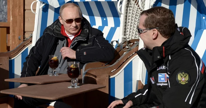 Vladimir Putin (stânga) în staţiunea turistică de la Soci. FOTO Reuters