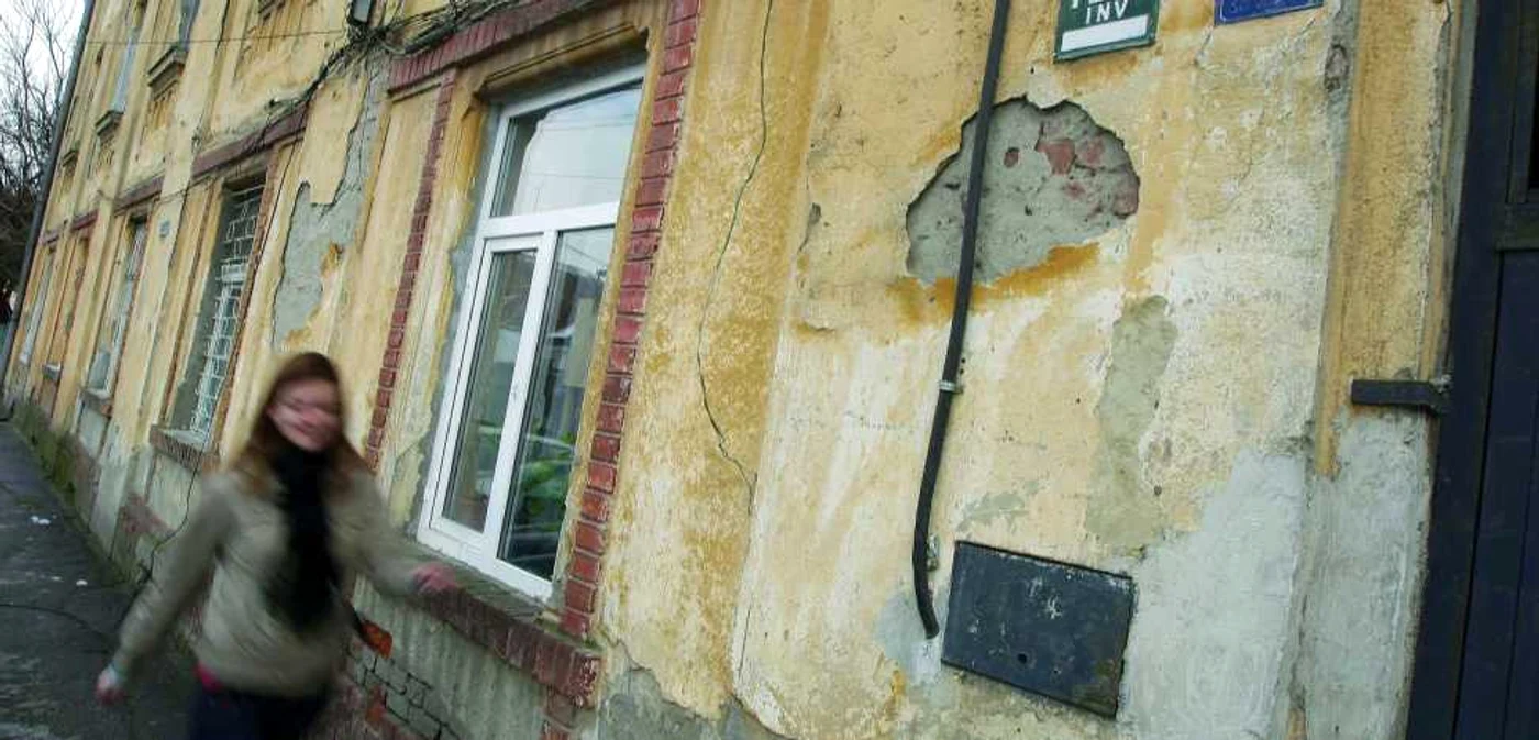 Poliţia Comunitară face controale la clădirile deteriorate la exterior