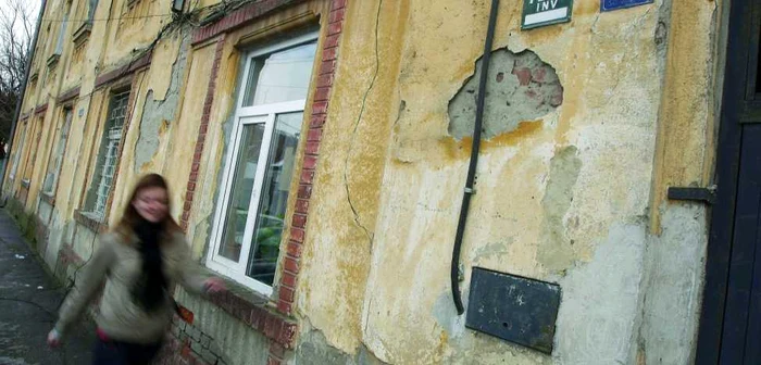Poliţia Comunitară face controale la clădirile deteriorate la exterior