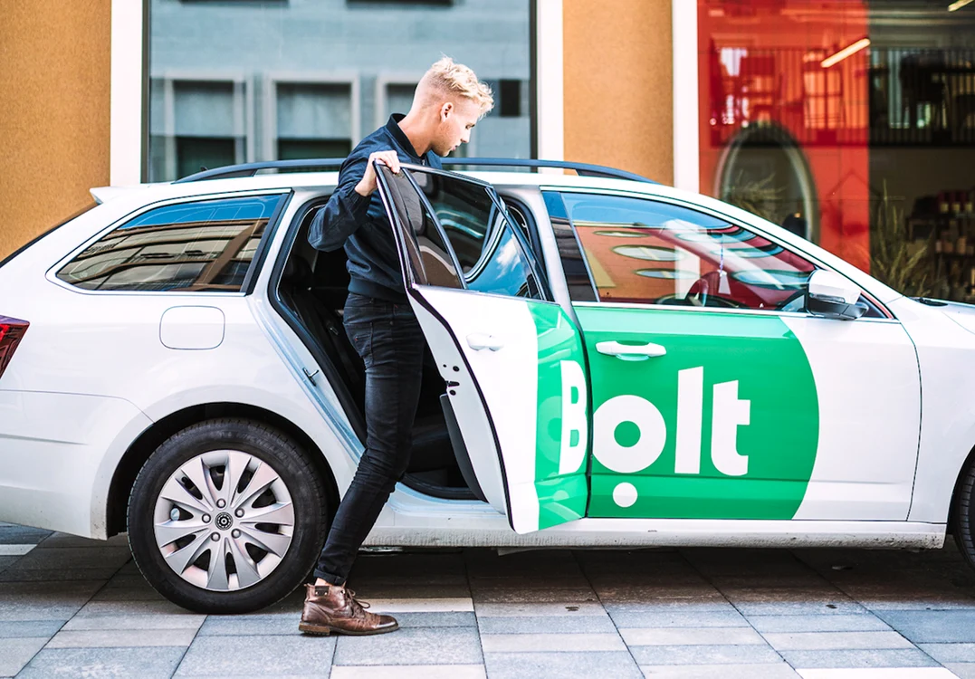 Unn client se urcă într-o mașină a Bolt