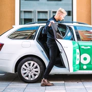 Pasager urca intr o masina Bolt FOTO Bolt jpg