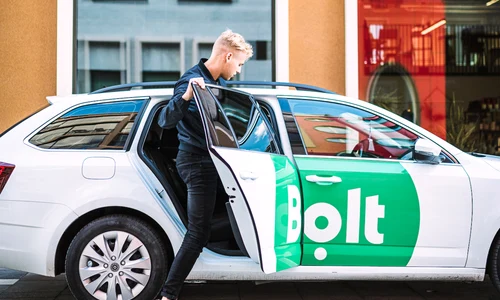 Pasager urca intr o masina Bolt FOTO Bolt jpg