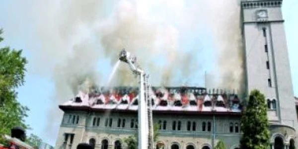 VIDEO Acoperişul Primăriei sectorului 1 a luat foc