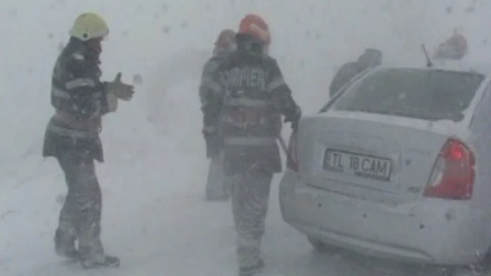 Circulaţia a fost blocată pe drumul dintre Tulcea şi Galaţi FOTO România TV