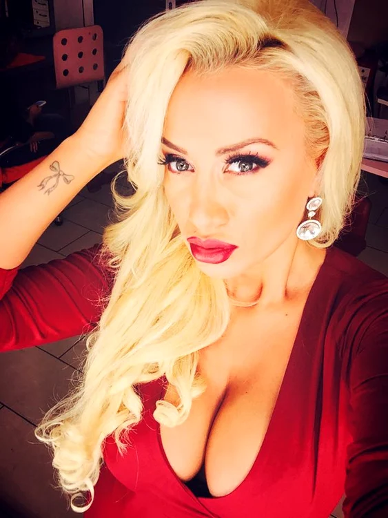 
    Simona Trașcă a pus planurile de nuntă în pauzăFoto: arhivă personală  