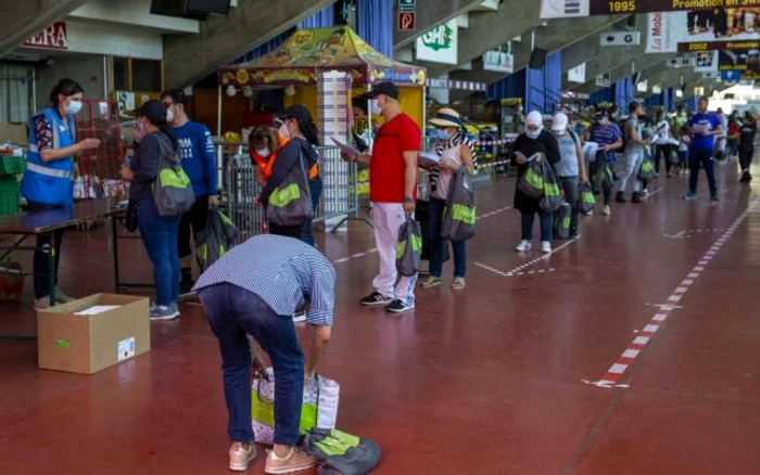 Coadă pentru a primi alimente gratuite în Elveţia 9 mai 2020 FOTO EPA-EFE