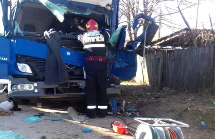 Şoferul camionului a rămas încarcerat FOTO ISU Ialomiţa