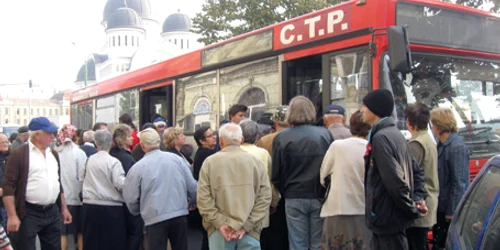 Arădenii sunt sfătuiţi să evite aglomeraţia din mijloacele de transport în comun