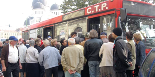 Arădenii sunt sfătuiţi să evite aglomeraţia din mijloacele de transport în comun