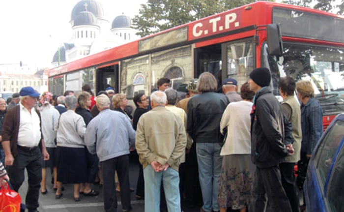 Arădenii sunt sfătuiţi să evite aglomeraţia din mijloacele de transport în comun