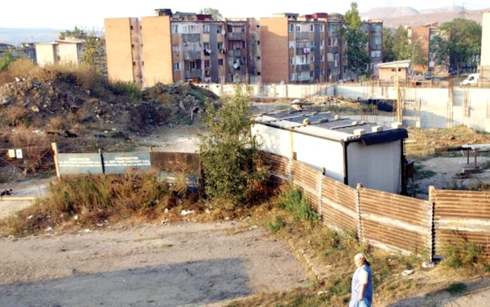 Din 2011, blocul ANL din Hunedoara a fost lăsat în stadiul de fundaţie. FOTO: ADEVĂRUL