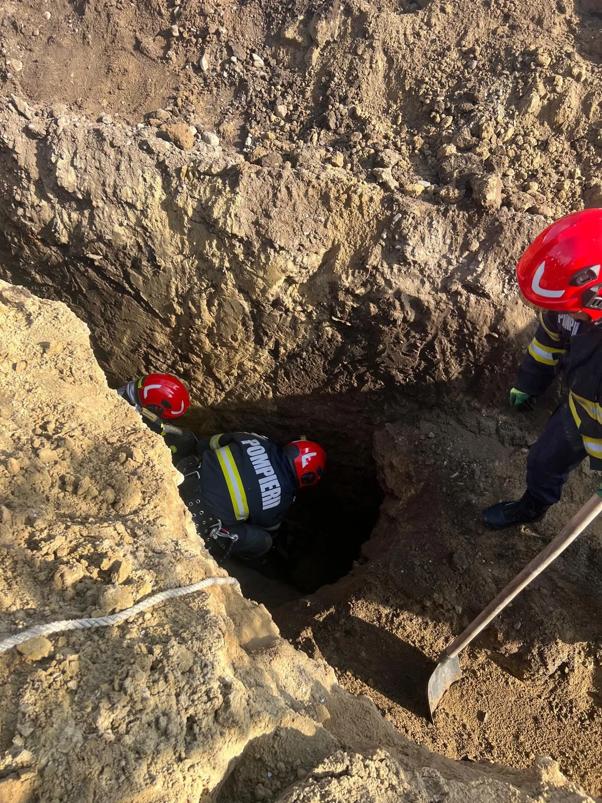 Muncitor prins sub un mal de pământ în timpul lucrărilor de canalizare din județul Galați. Intervenție dramatică a salvatorilor