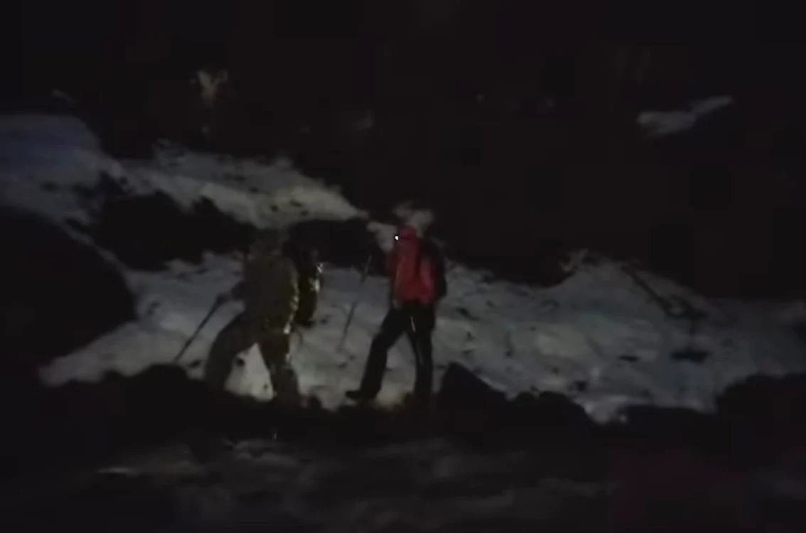 Mulți ucraineni care fug de război trec granița prin munți. FOTO: Captură video / Facebook