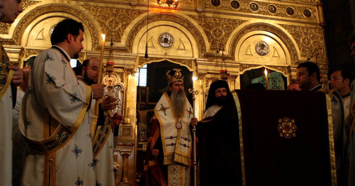Arhiepiscopul Teodosie, slujind la Catedrala Sfinții Petru și Pavel