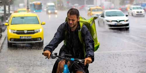 ploaie bucuresti livrare glovo bicicleta curier foto shutterstock