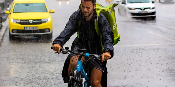 ploaie bucuresti livrare glovo bicicleta curier foto shutterstock