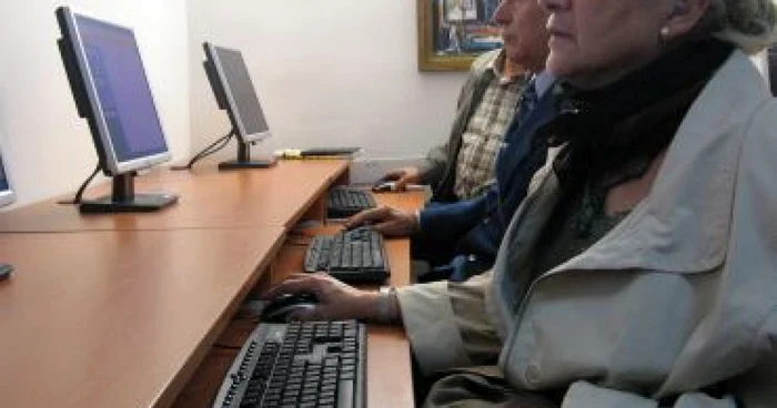 Braşov: Pensionarii braşoveni învaţă să navigheze pe internet