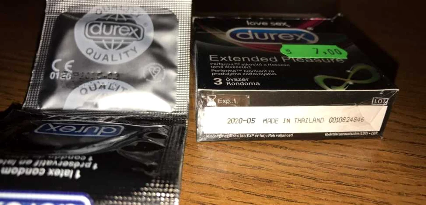 Imagine trimisă de un clujean ziarului Adevărul. Pe cutie este o dată, iar pe prezervativ - o altă dată de expirare