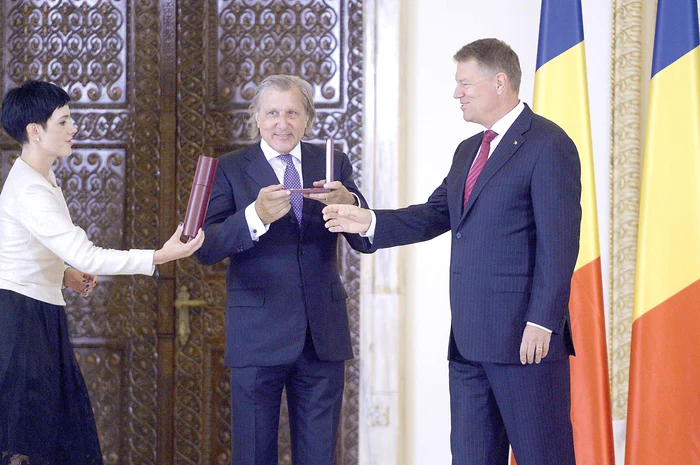 
    Ilie Năstase a primit  de la Klaus Iohannis  cea mai înaltă distincţie  care poate fi acordată de  Preşedinţia României  