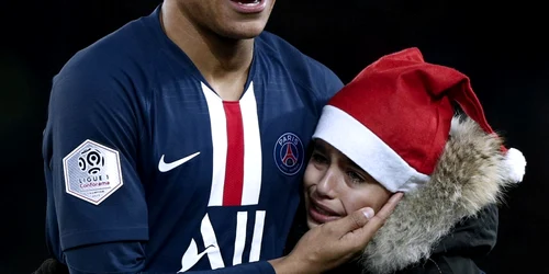 Jucătorul echipei Paris Saint German Kylian Mbappe îmbrătişează un copil care a pătruns pe teren în partida din Liga 1 franceză dintre PSg şi Amiens e stadionul Parc des Princes din Paris Franţa. FOTO EPA-EFE