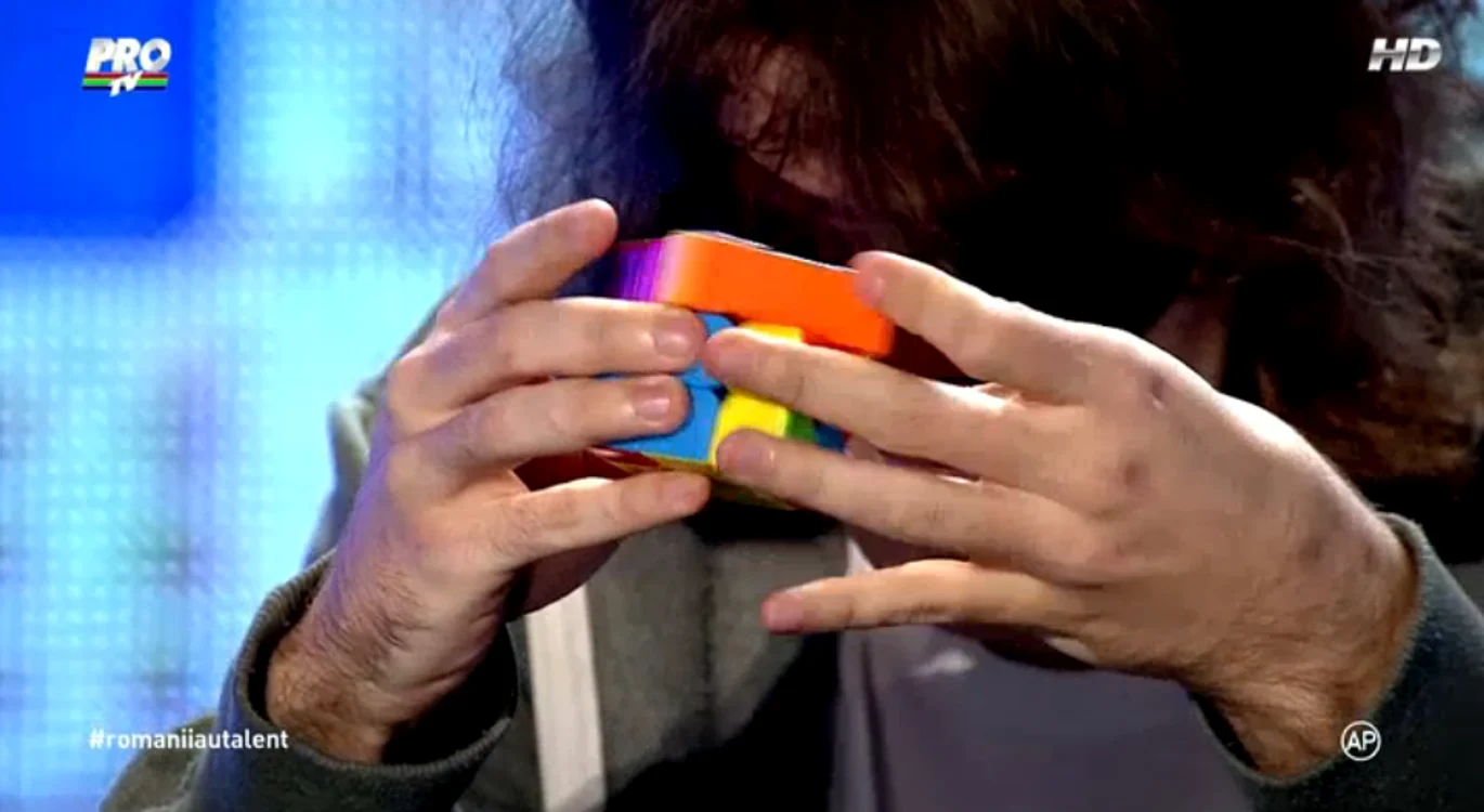 "Românii au talent" - băieţii au făcut o demonstraţie de rezolvare rapidă a cubului rubik