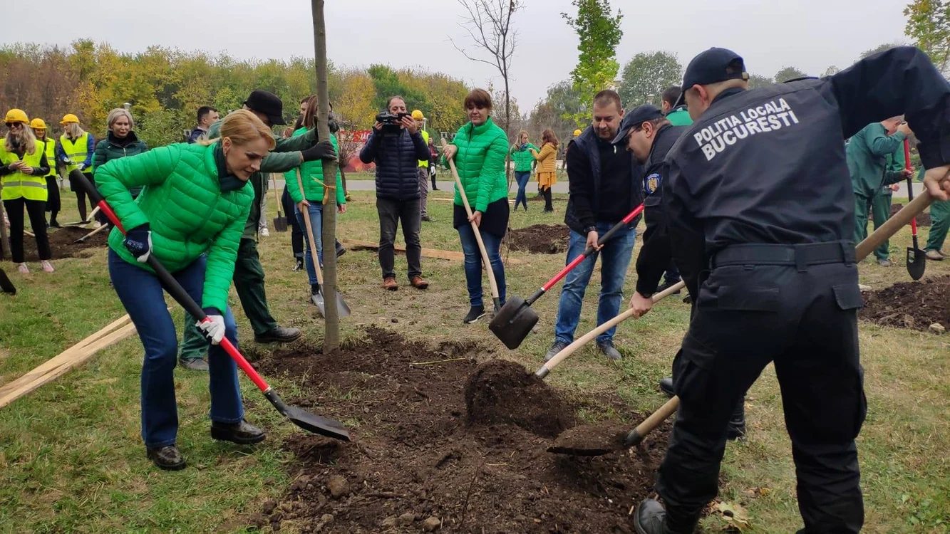 
    Și la acțiunile de plantare, Gabriela Firea era însoțită de polițiștii locali, care-și făceau și ei de lucru  