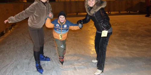 Patinoarul a fost încercat aseară de copii şi părinţi