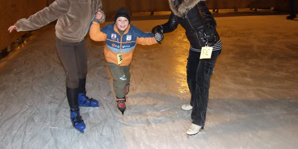 Patinoarul a fost încercat aseară de copii şi părinţi