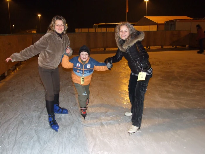 Patinoarul a fost încercat aseară de copii şi părinţi