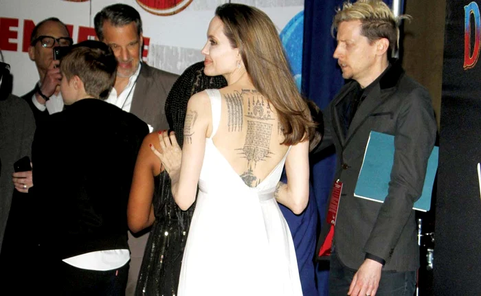 
    Actriţa şi-a desenat pe piele simboluri vechi în speranţa că îi vor aduce norocFoto: Profimedia  