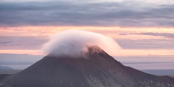 muntele keilir din peninsula reykjanes din Islanda foto shutterstock