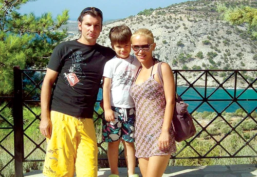 Cristina cu soţul ei, Cătălin, şi cu fiul lor, Alexandru