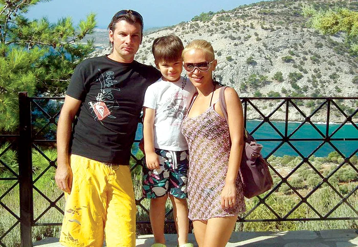 Cristina cu  soţul ei, Cătălin,  şi cu fiul lor,  Alexandru
