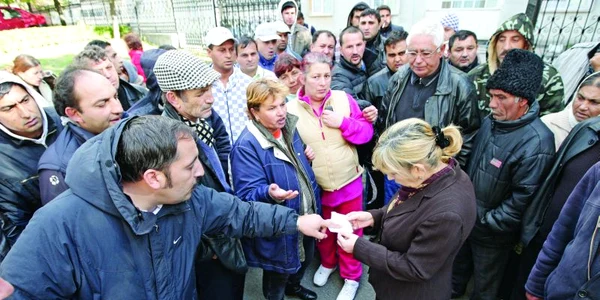 Comercianţii au protestat în curtea primăriei.
