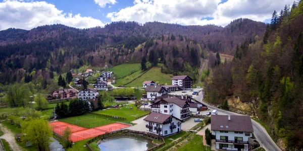 Circulaţie restricţionată pe timpul nopţii în weekend la Fundata FOTO booking
