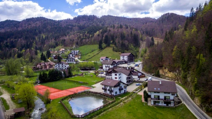 Circulaţia a fost restricţionată pe timpul nopţii în weekend la Fundata FOTO booking
