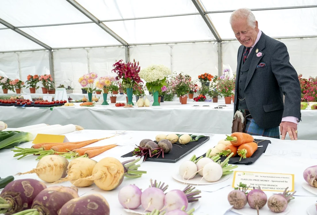 Regele Charles s-a simțit în largul lui la expoziția florală de vară. FOTO: Casa Regală britanică