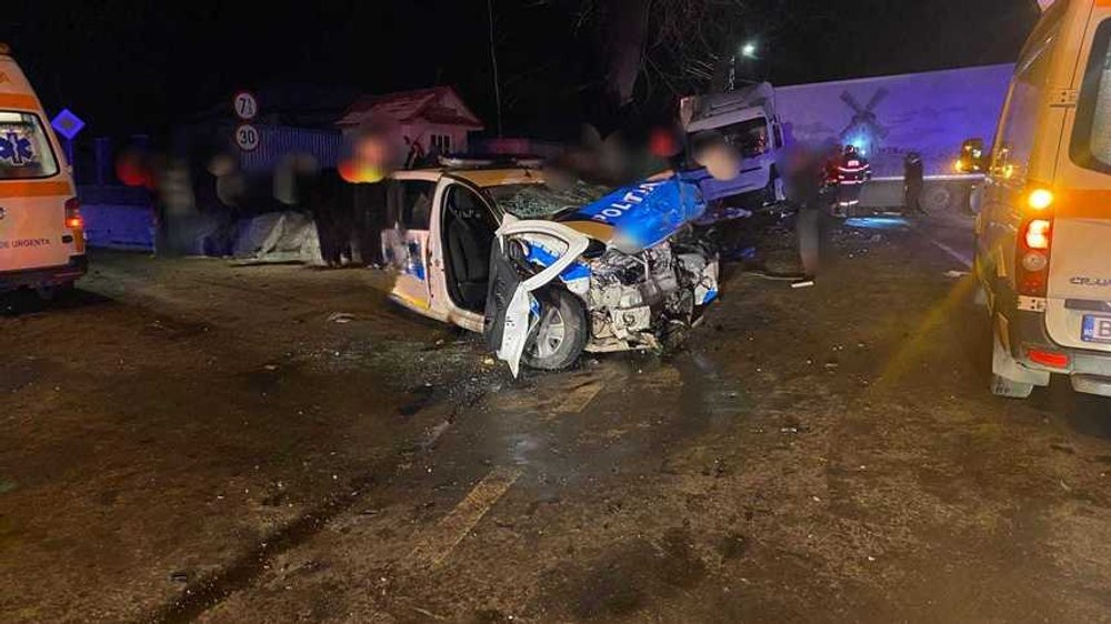 Doi poliţişti de 40 şi 22 de ani, răniți grav într-un accident, după ce autospeciala MAI s-a izbit de un TIR
