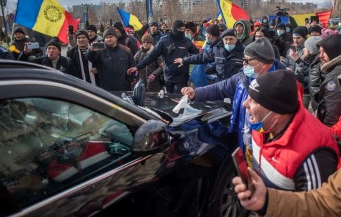 Mașina vandalizată de protestatari FOTO: Captură G4 Media