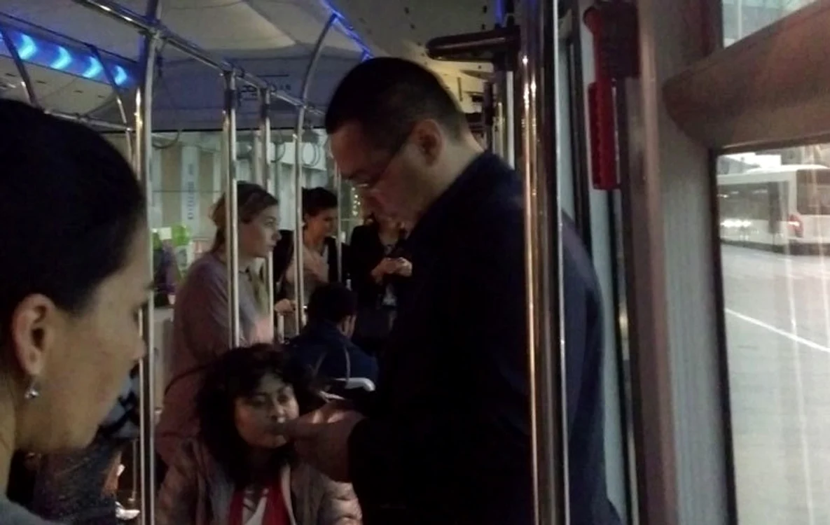 Victor Ponta a fost fotografiat în autobuzul care leagă avionul de aeroport