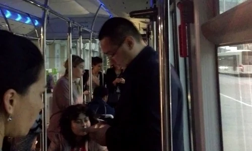Victor Ponta a fost fotografiat în autobuzul care leagă avionul de aeroport jpeg