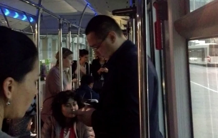 Victor Ponta a fost fotografiat în autobuzul care leagă avionul de aeroport