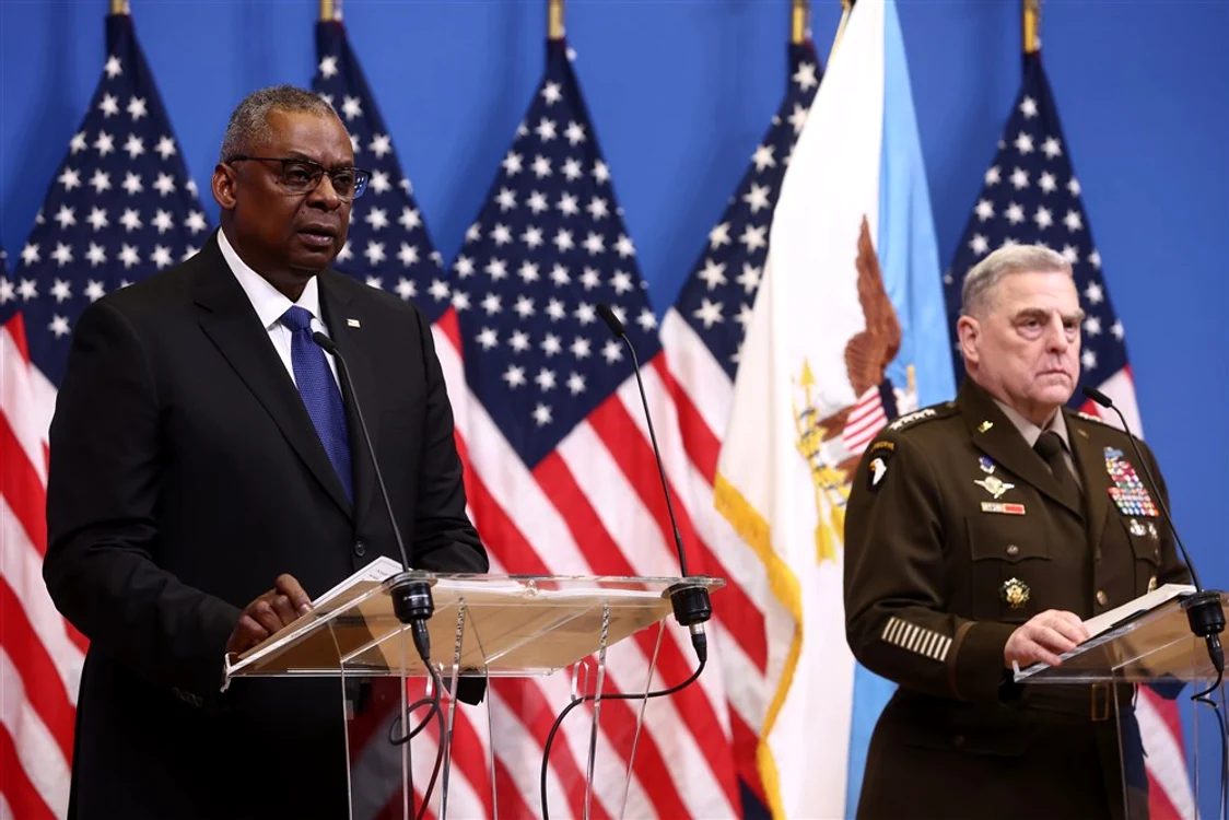 Lloyd Austin și Mark Milley (dreapta) susținând o conferință de presă la Bruxelles FOTO EPA-EFE