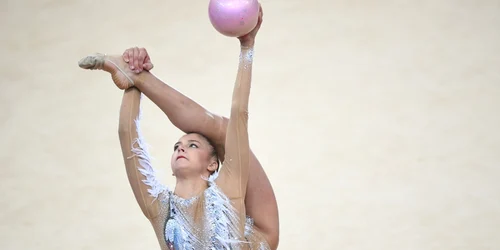 Alexandra Soldatova din Rusia efectuează exerciţiul cu mingea în finala competiţiei individuale la Grand Prix-ul de Gimnastică Ritmică de la Moscova Rusia FOTO Hepta / Sputnik / Ria Novosti / Vladimir Astapkovich