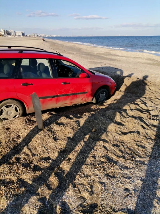 Autototurism parcat pe plajă FOTO Primăria Constanţa