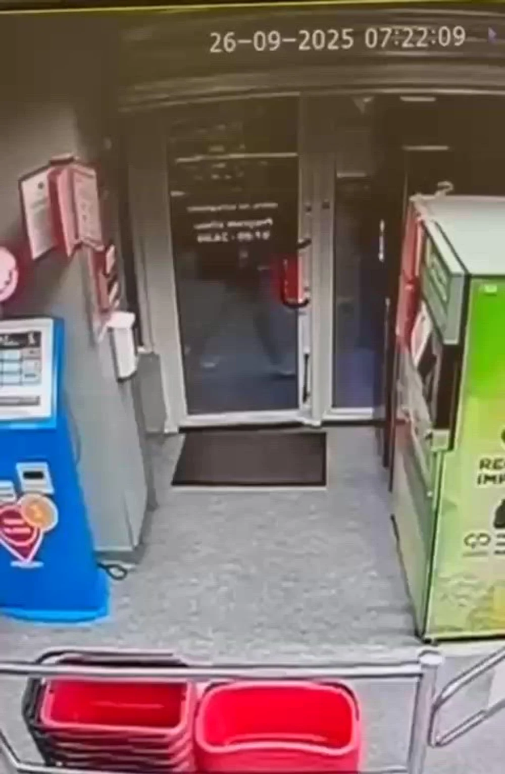 Un bărbat prins la furat într-un magazin a lovit cu pumnii în abdomen o vânzătoare însărcinată